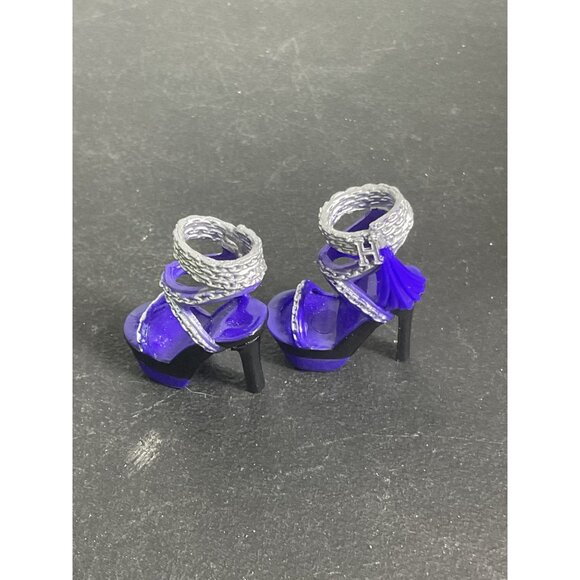 Rainbow Hight Krstal Miniature Purple Heeled Sandals With Silver Straps For Doll - Picture 4 of 4